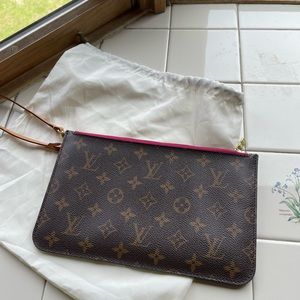 Louis Vuitton Neverfull MM pouch with Pivoine interior.